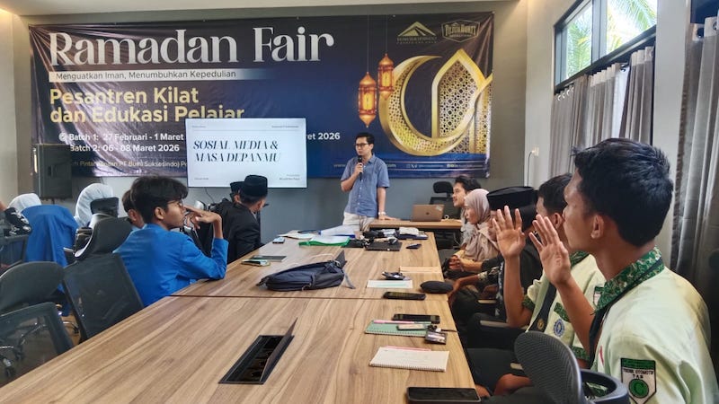 Berbagi Tentang Sosial Media dan Masa Depan di Rumah Pintar BSI Pesanggaran